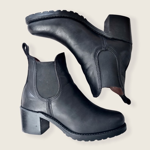 Frye Sabrina Chelsea Retro Black Leather Classic Casual Heeled Moto Ankle Boot - Picture 15 of 16